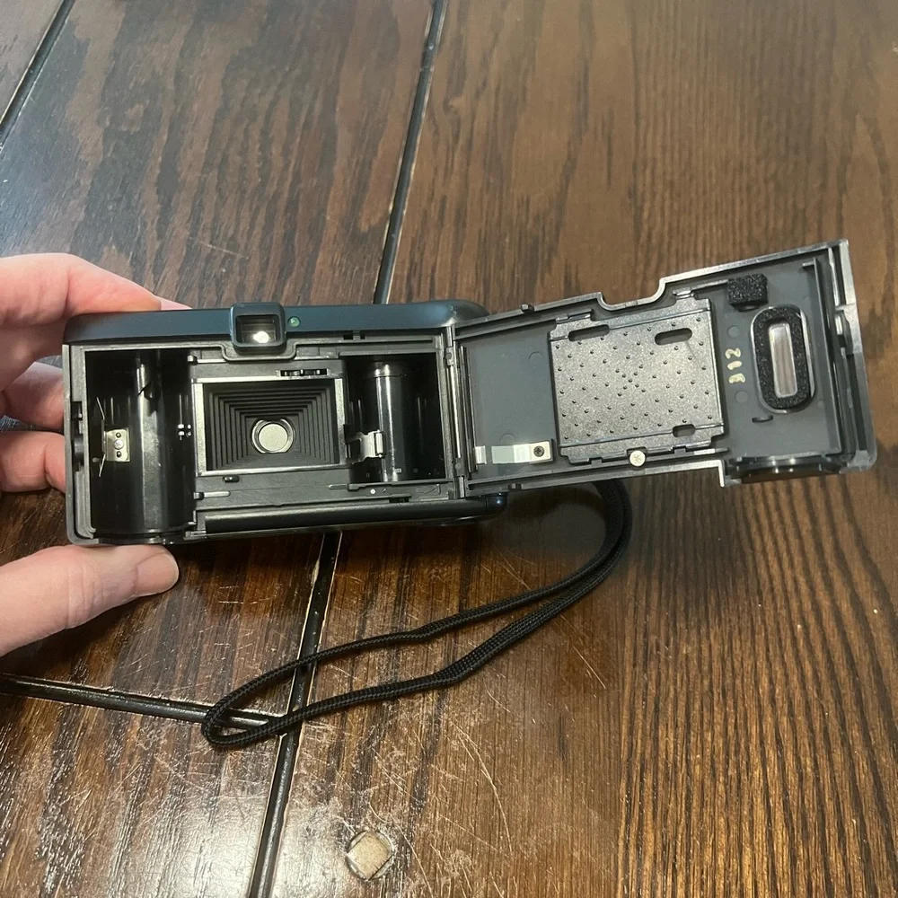 Vivitar VP3550 Focus Free Point & Shoot 35mm Film Camera
